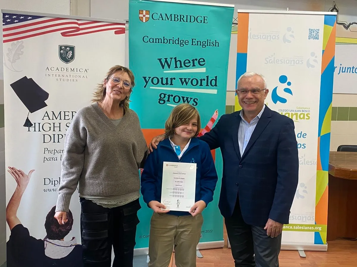 Alumnos del Colegio San Juan Bosco con los certificados de Cambridge