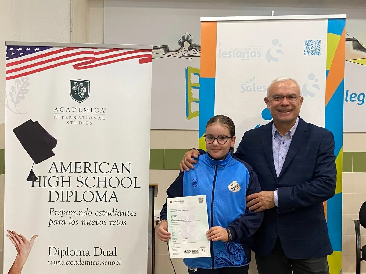 Alumnos del Colegio San Juan Bosco con los certificados de Cambridge