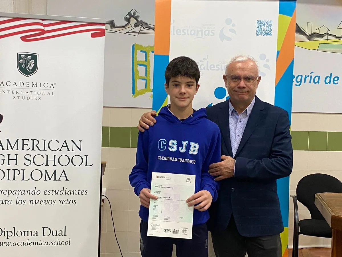 Alumnos del Colegio San Juan Bosco con los certificados de Cambridge