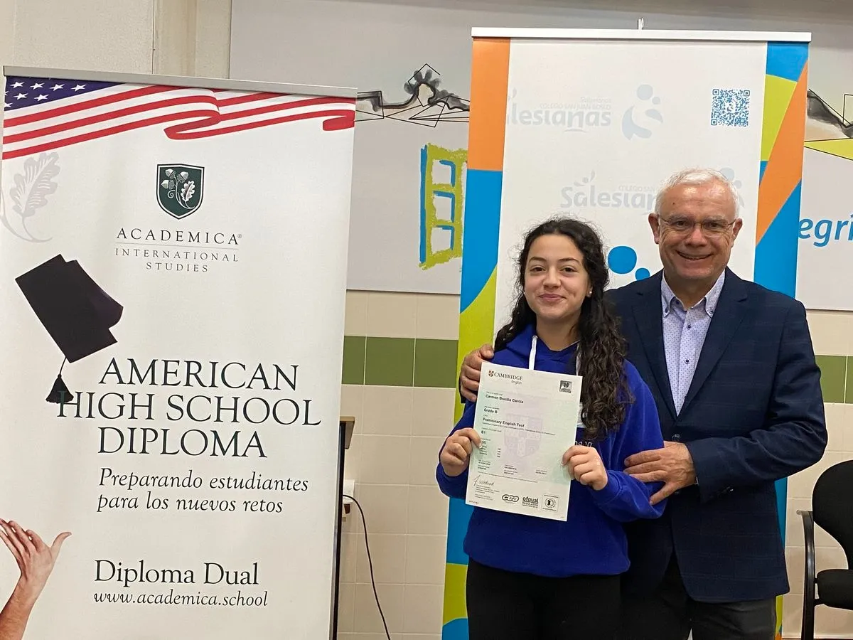 Alumnos del Colegio San Juan Bosco con los certificados de Cambridge