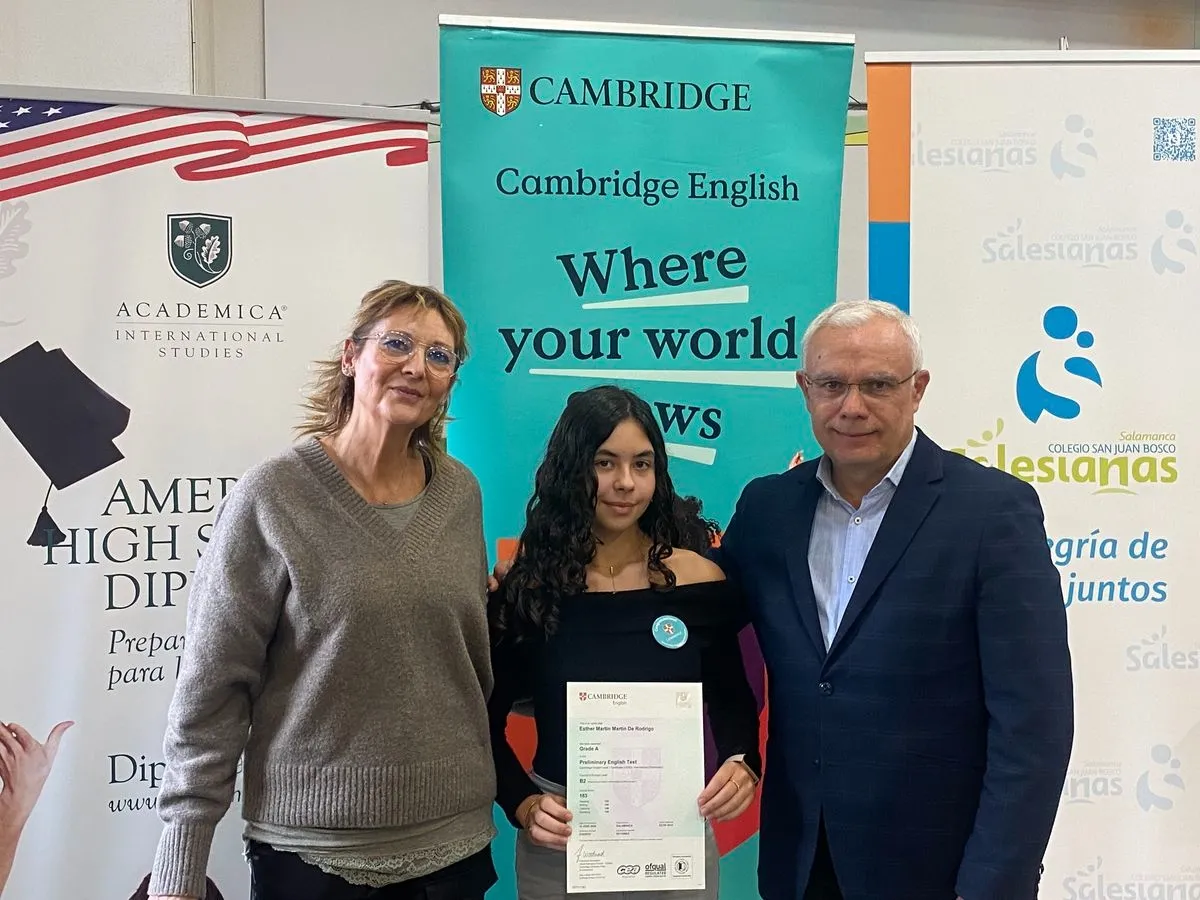 Alumnos del Colegio San Juan Bosco con los certificados de Cambridge