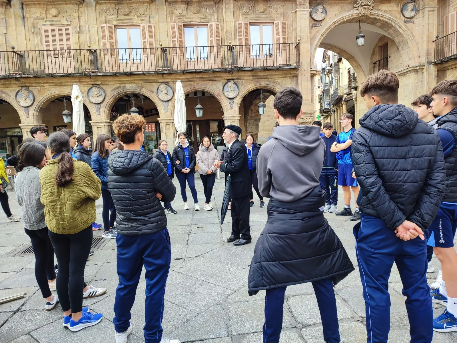 Estudiantes de 4º de la ESO del Colegio San Juan Bosco siguen los pasos de Unamuno por Salamanca