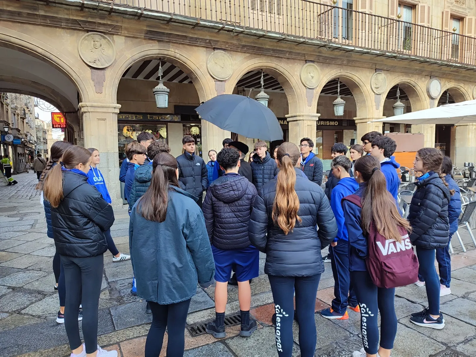 Estudiantes de 4º de la ESO del Colegio San Juan Bosco siguen los pasos de Unamuno por Salamanca