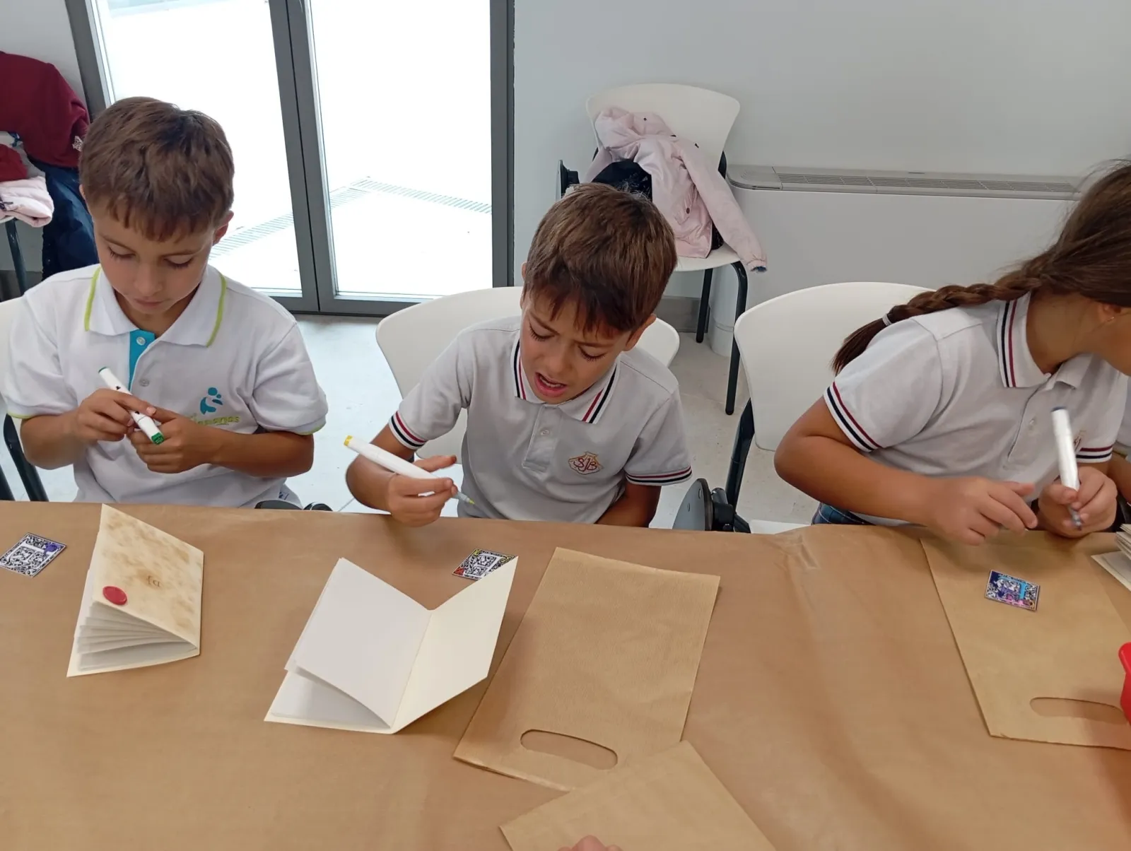 Foto 7 - FOTOS | Escolares salmantinos descubren los secretos del libro antiguo en la Torre de los Anaya