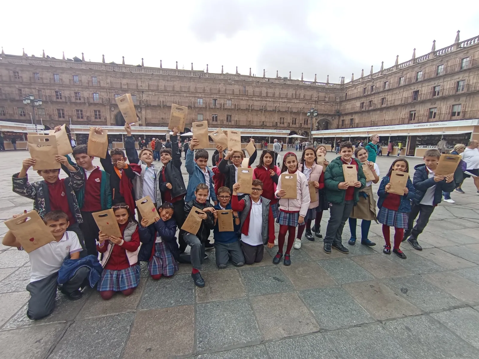 Foto 6 - FOTOS | Escolares salmantinos descubren los secretos del libro antiguo en la Torre de los Anaya