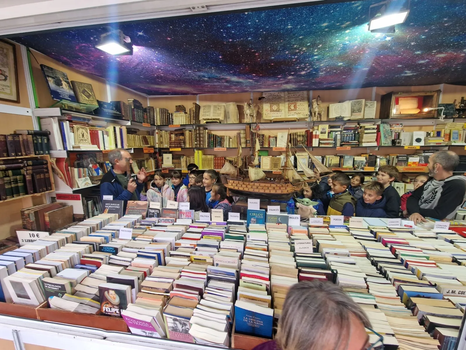 Foto 5 - FOTOS | Escolares salmantinos descubren los secretos del libro antiguo en la Torre de los Anaya