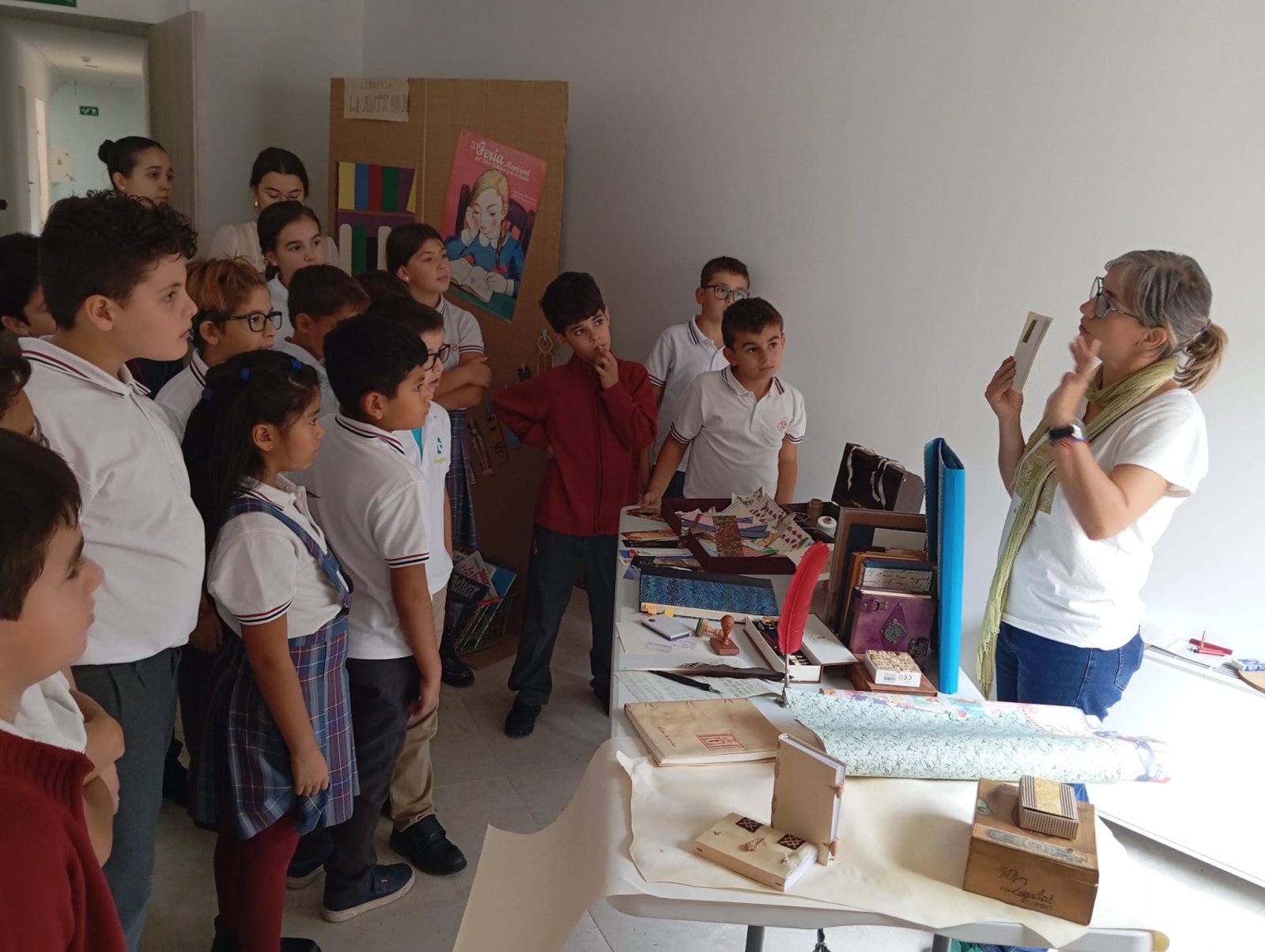 Alumnos del San Juan Bosco en el Taller del Libro Antiguo de Salamanca