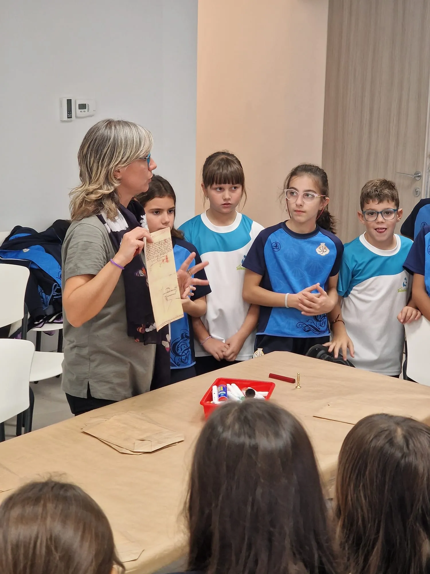 Foto 2 - FOTOS | Escolares salmantinos descubren los secretos del libro antiguo en la Torre de los Anaya