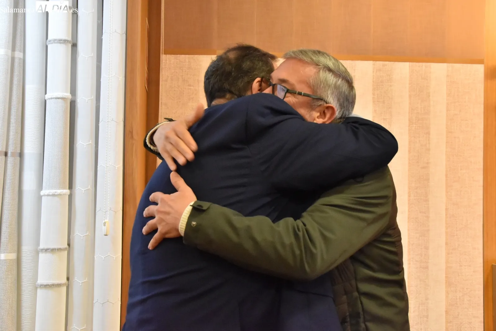 El presidente de AESCO, Benjamín Crespo y el concejal de Promoción Económica, Comercio, Mercados y Juventud del Ayuntamiento de Salamanca, Pedro Martínez, visitando Cortinas Emilio Paradinas | FOTOS: Vanesa Martins