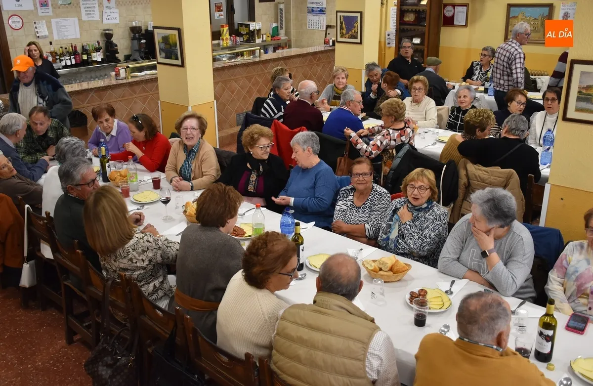 Foto 2 - Un centenar de personas degustan la &lsquo;Comida de Oto&ntilde;o&rsquo; del Centro de D&iacute;a de Personas Mayores