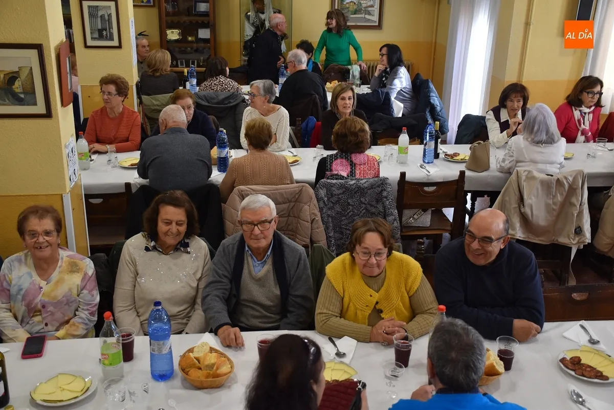 Foto 3 - Un centenar de personas degustan la &lsquo;Comida de Oto&ntilde;o&rsquo; del Centro de D&iacute;a de Personas Mayores