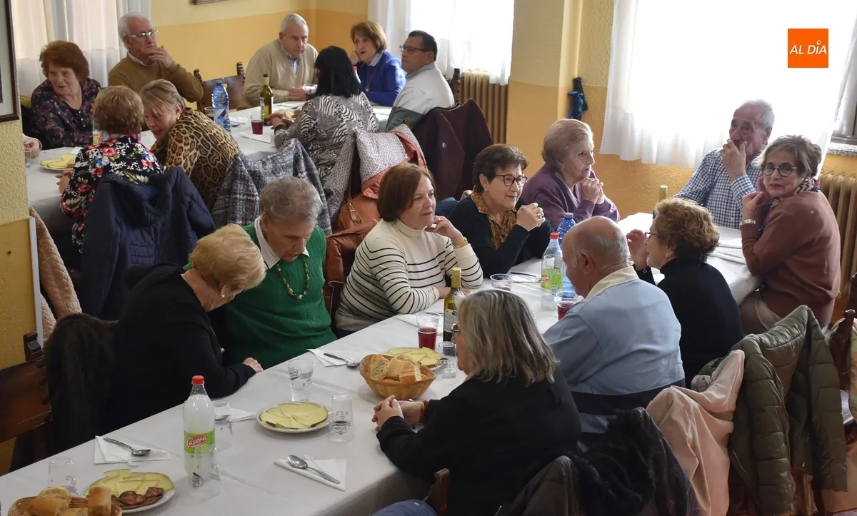 Foto 4 - Un centenar de personas degustan la &lsquo;Comida de Oto&ntilde;o&rsquo; del Centro de D&iacute;a de Personas Mayores