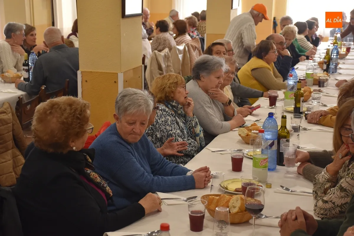 Foto 5 - Un centenar de personas degustan la &lsquo;Comida de Oto&ntilde;o&rsquo; del Centro de D&iacute;a de Personas Mayores