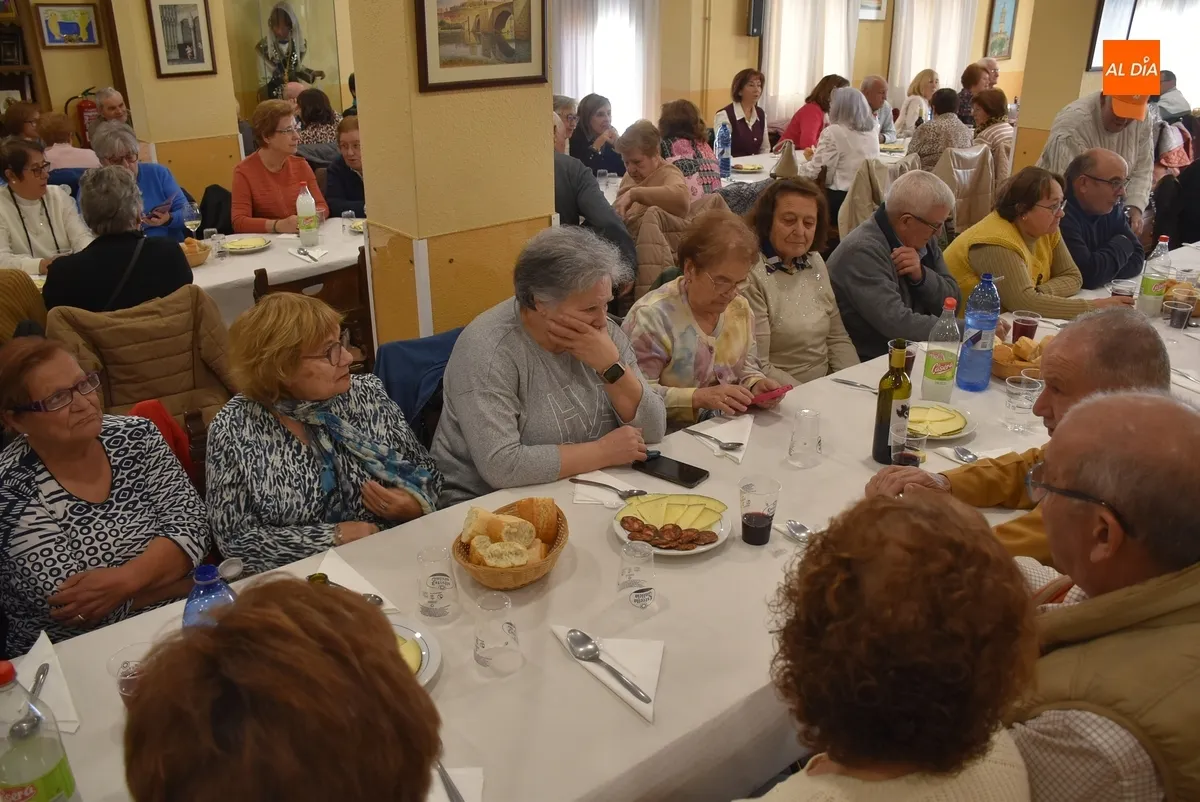 Foto 6 - Un centenar de personas degustan la &lsquo;Comida de Oto&ntilde;o&rsquo; del Centro de D&iacute;a de Personas Mayores
