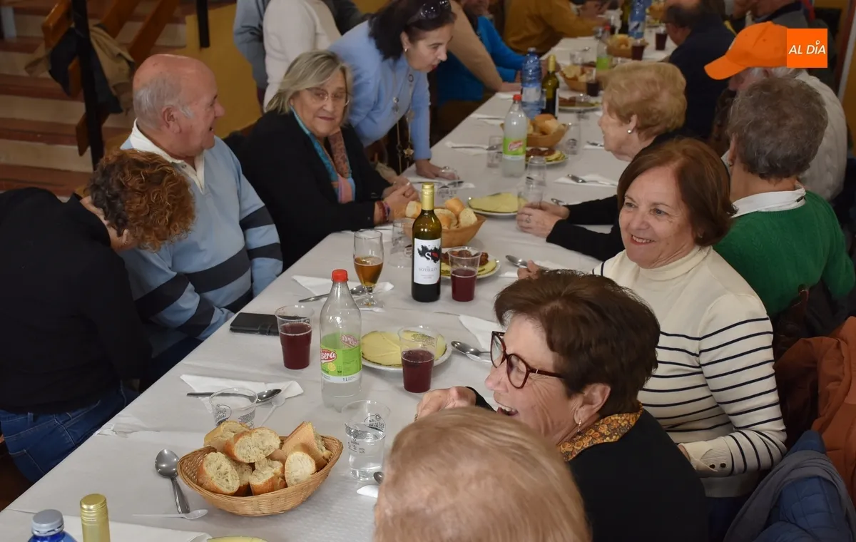 Foto 7 - Un centenar de personas degustan la &lsquo;Comida de Oto&ntilde;o&rsquo; del Centro de D&iacute;a de Personas Mayores