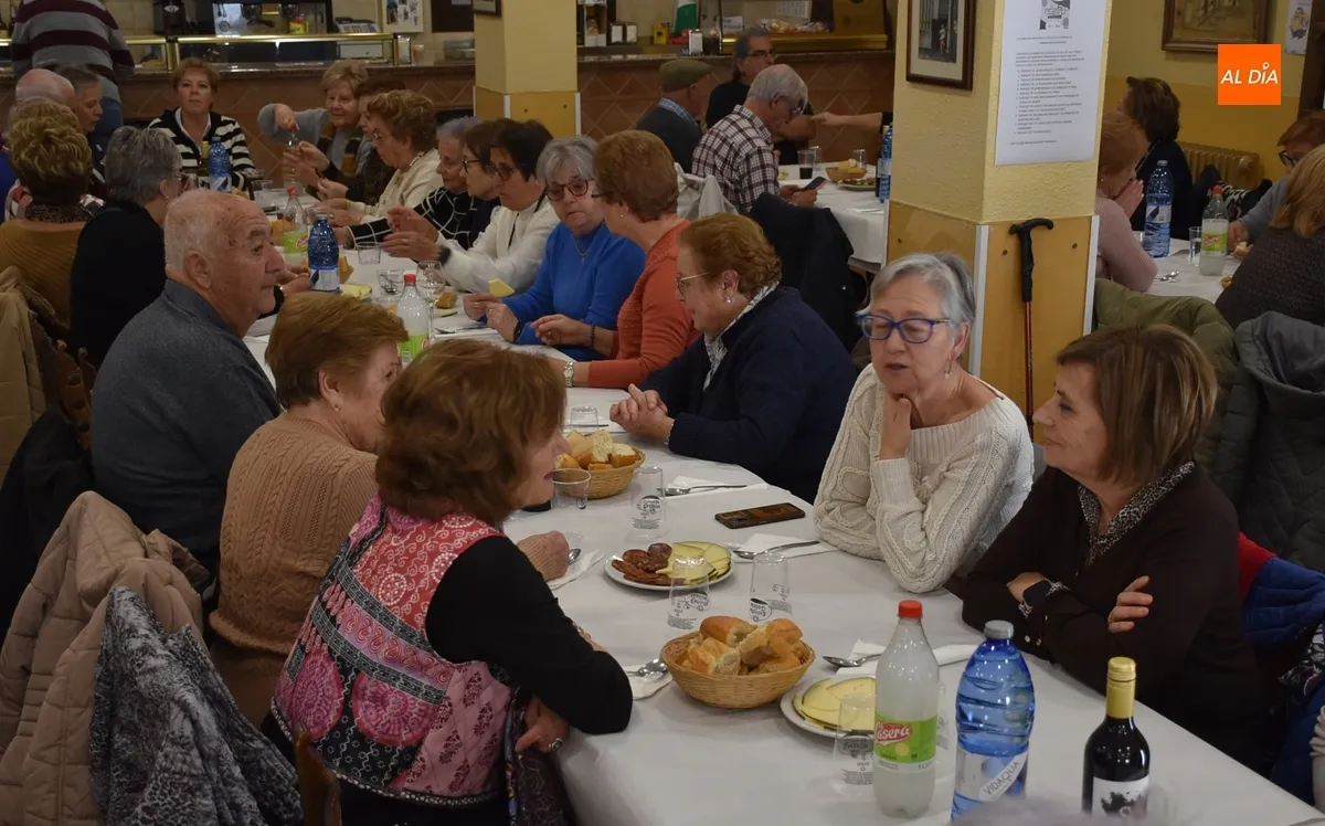 Foto 10 - Un centenar de personas degustan la &lsquo;Comida de Oto&ntilde;o&rsquo; del Centro de D&iacute;a de Personas Mayores
