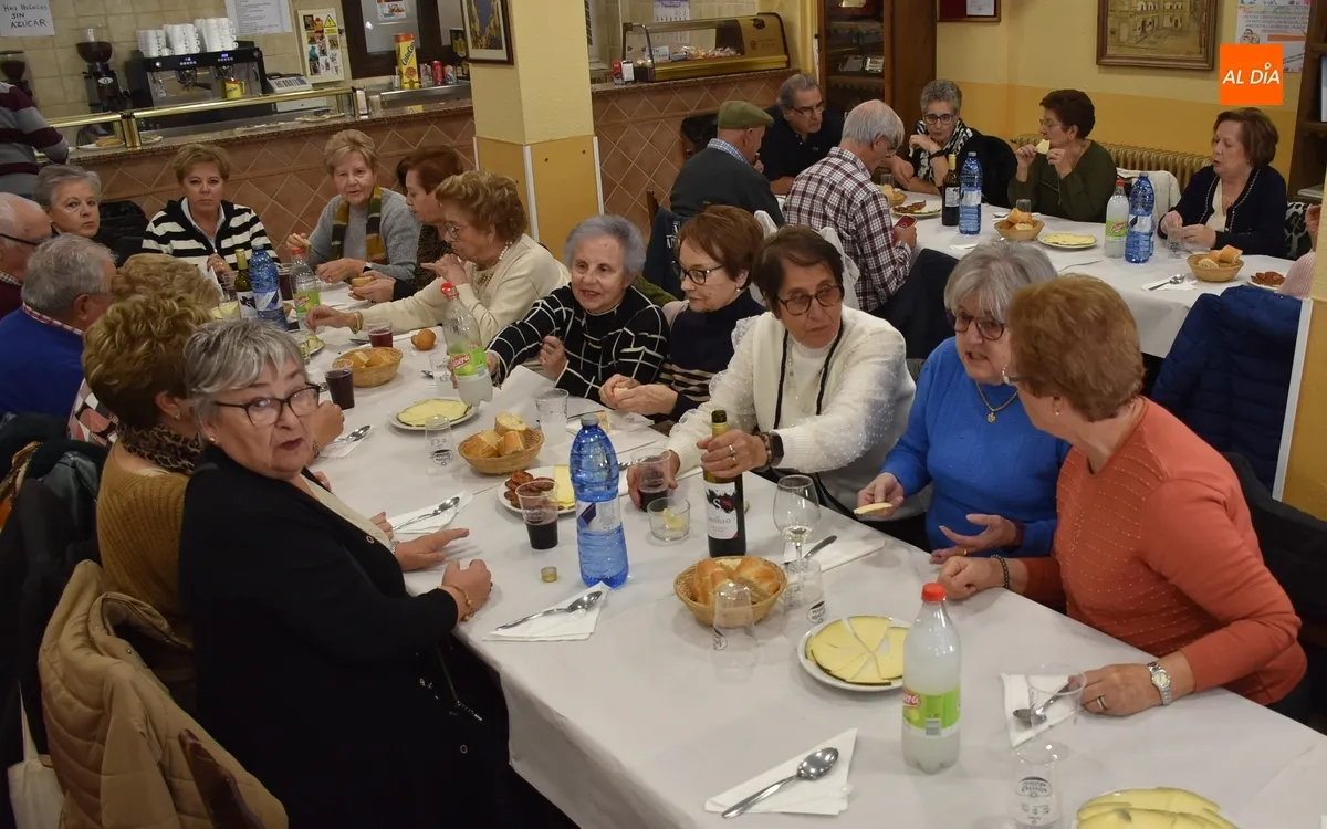 Foto 11 - Un centenar de personas degustan la &lsquo;Comida de Oto&ntilde;o&rsquo; del Centro de D&iacute;a de Personas Mayores