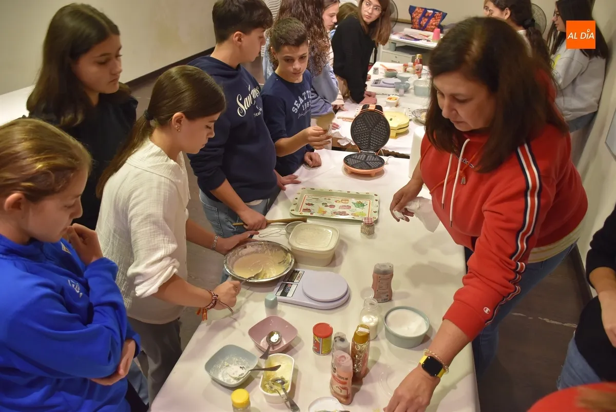 Foto 2 - Una quincena de chavales aprende reposter&iacute;a en el marco del programa J&oacute;venes Activos