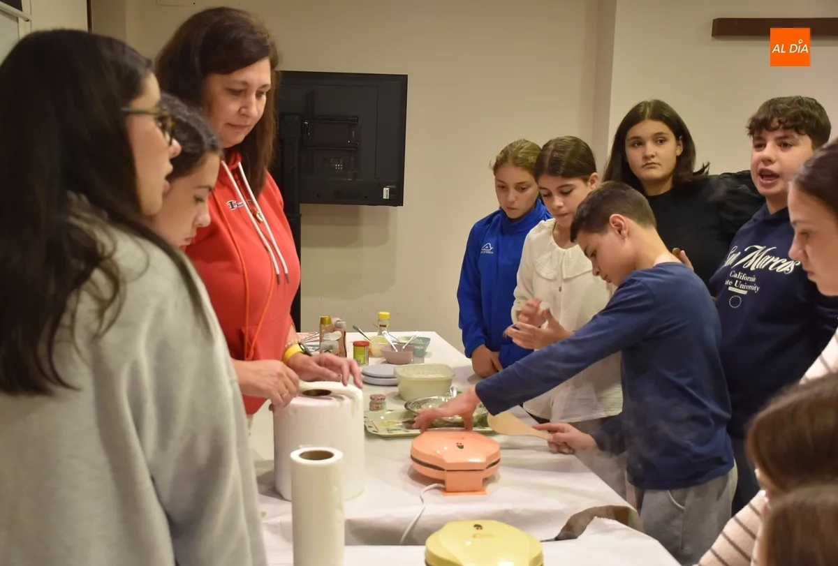 Foto 6 - Una quincena de chavales aprende reposter&iacute;a en el marco del programa J&oacute;venes Activos