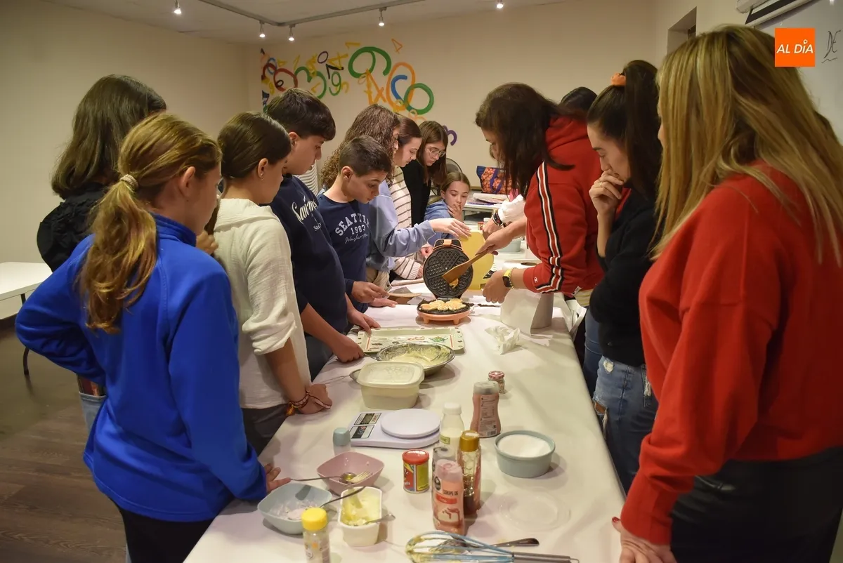 Foto 9 - Una quincena de chavales aprende reposter&iacute;a en el marco del programa J&oacute;venes Activos