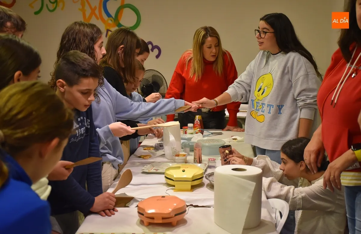 Foto 10 - Una quincena de chavales aprende reposter&iacute;a en el marco del programa J&oacute;venes Activos