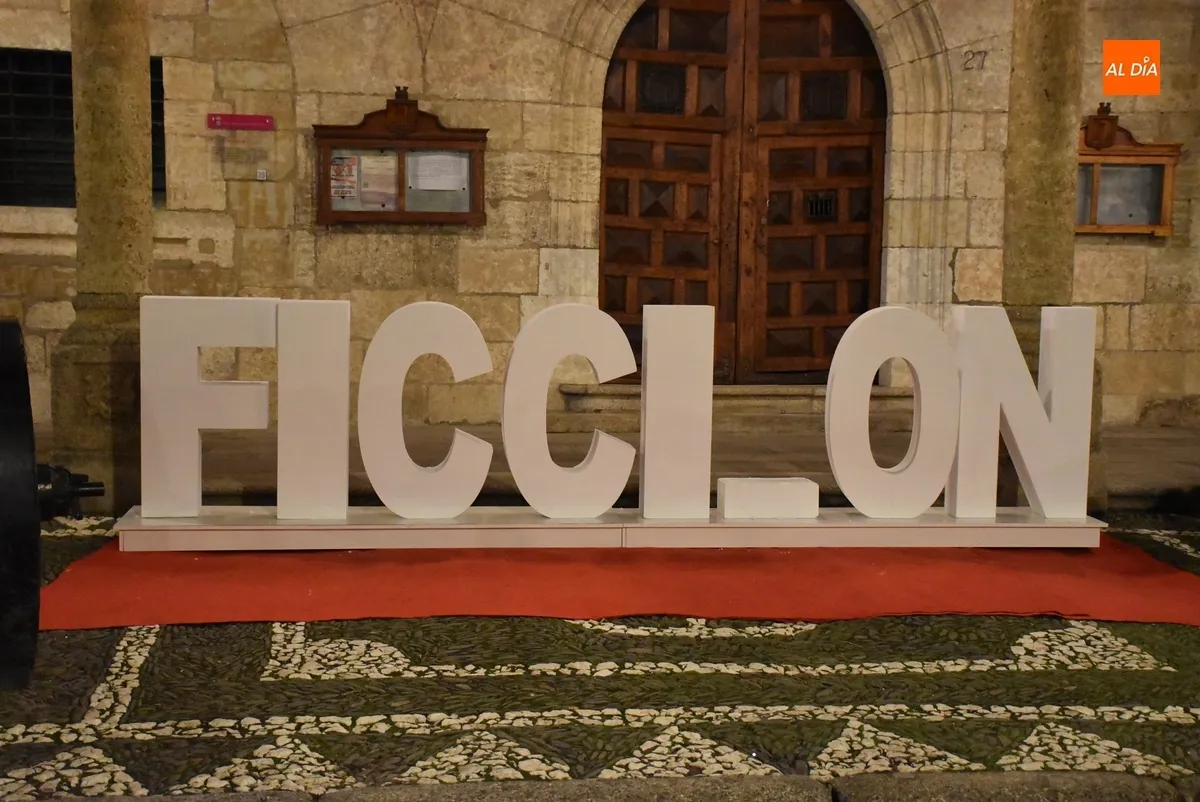 Foto 3 - FICCI-ON estrena letrero con su denominaci&oacute;n en la Plaza Mayor