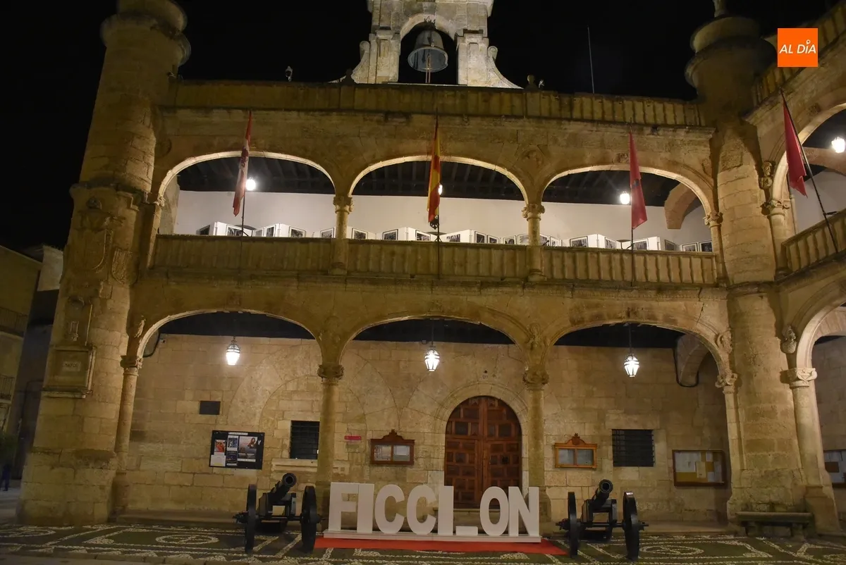 Foto 2 - FICCI-ON estrena letrero con su denominaci&oacute;n en la Plaza Mayor