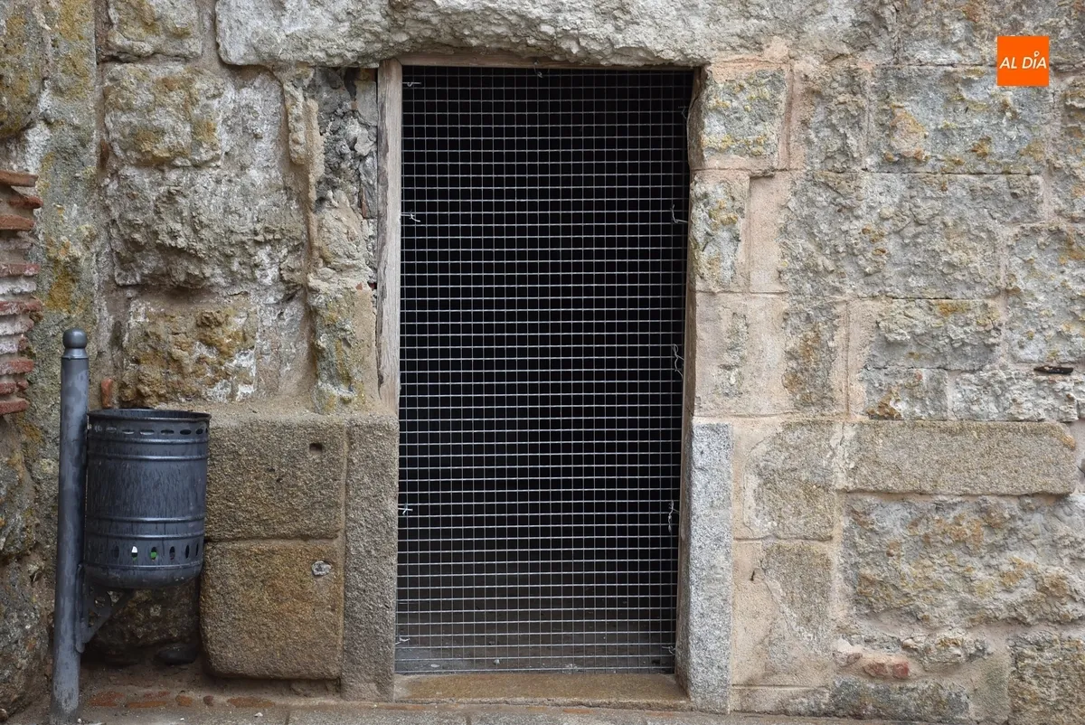 Foto 3 - Instalada una rejilla para orear el antiguo almac&eacute;n de p&oacute;lvora junto a la Puerta del Conde