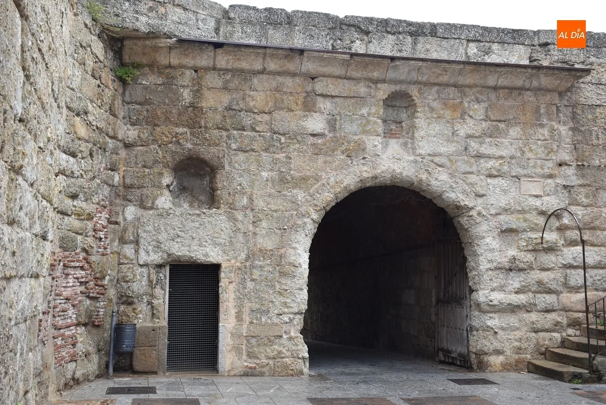 Foto 2 - Instalada una rejilla para orear el antiguo almac&eacute;n de p&oacute;lvora junto a la Puerta del Conde