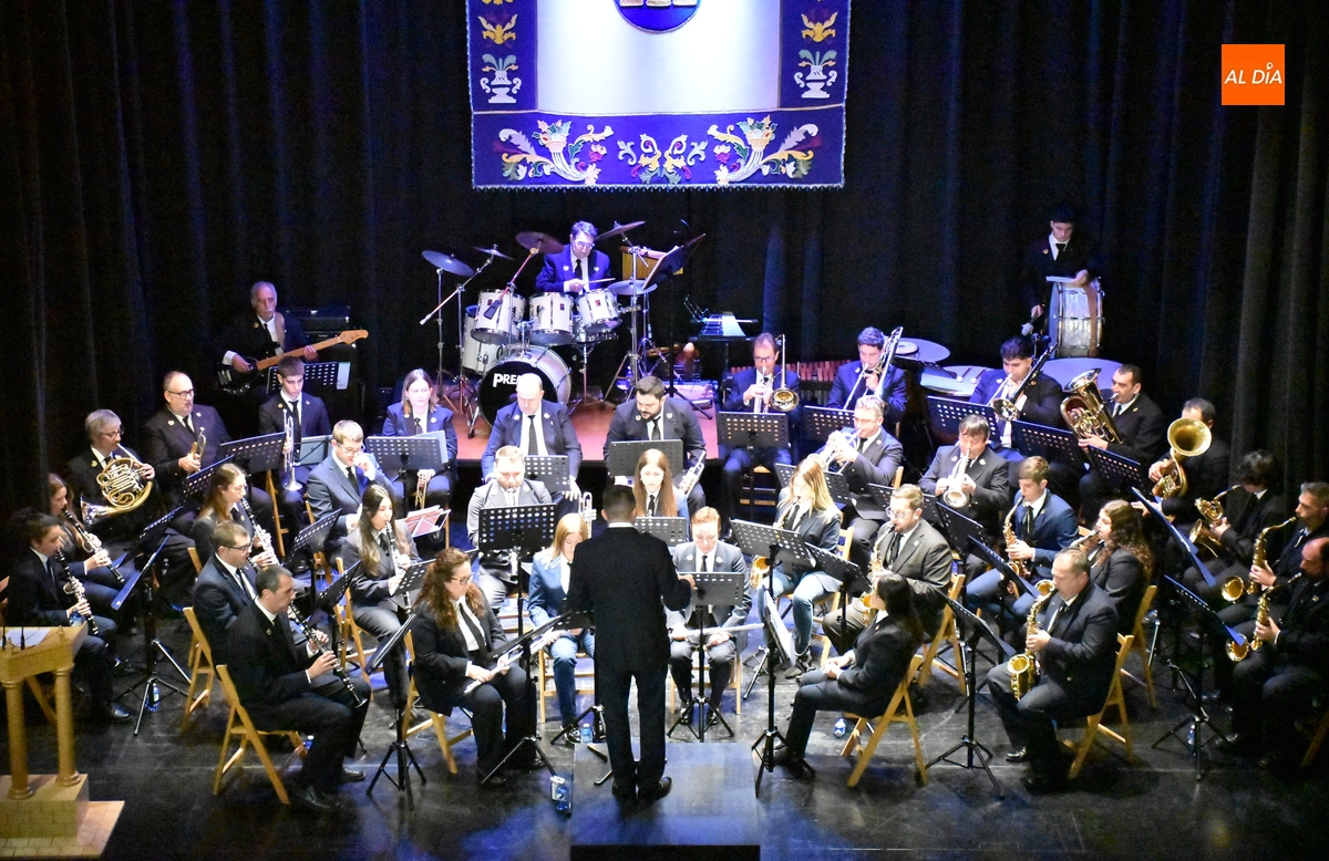 La Banda de Música festeja por todo lo alto Santa Cecilia llenando el Teatro Nuevo