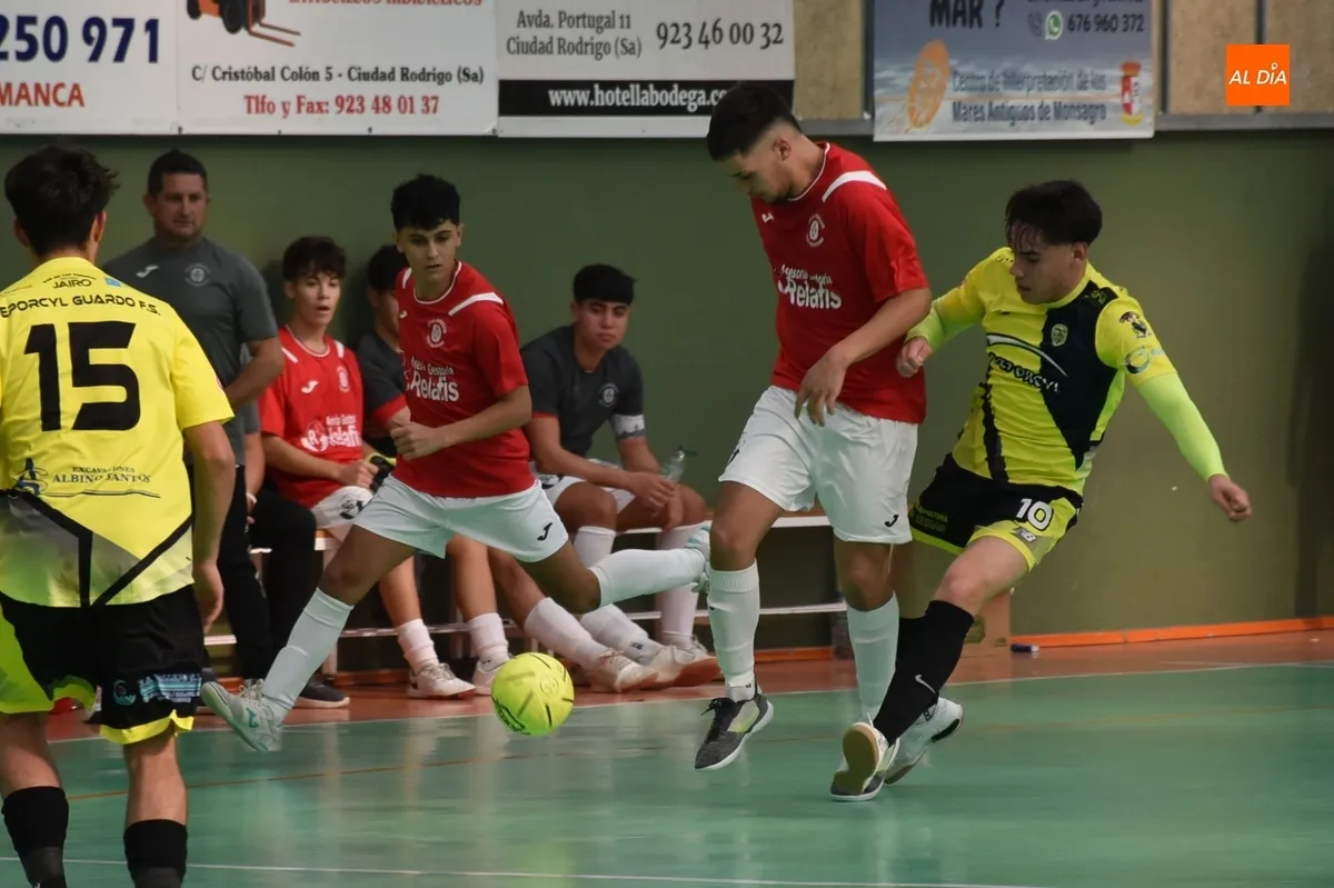 Foto 4 - El III Juvenil sale perdiendo de un intenso intercambio de golpes ante Guardo