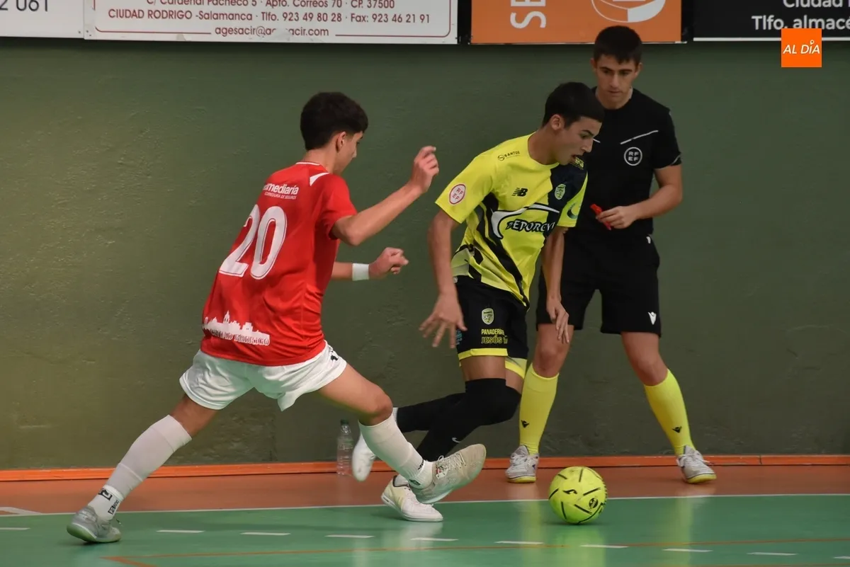 Foto 10 - El III Juvenil sale perdiendo de un intenso intercambio de golpes ante Guardo