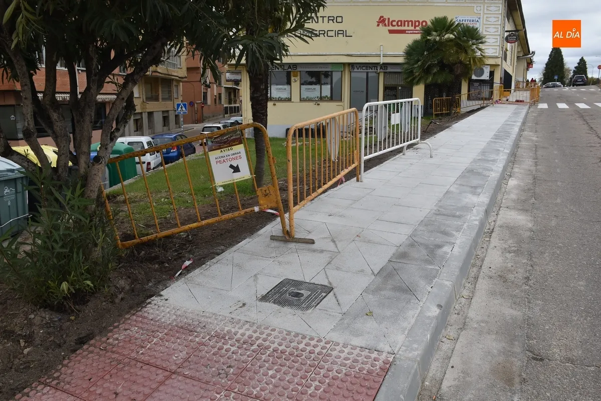 Foto 2 - La nueva acera de la Avenida de Sefarad va tomando forma