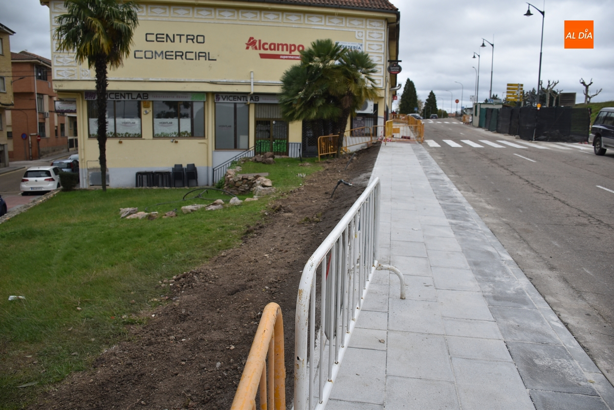 La nueva acera de la Avenida de Sefarad va tomando forma