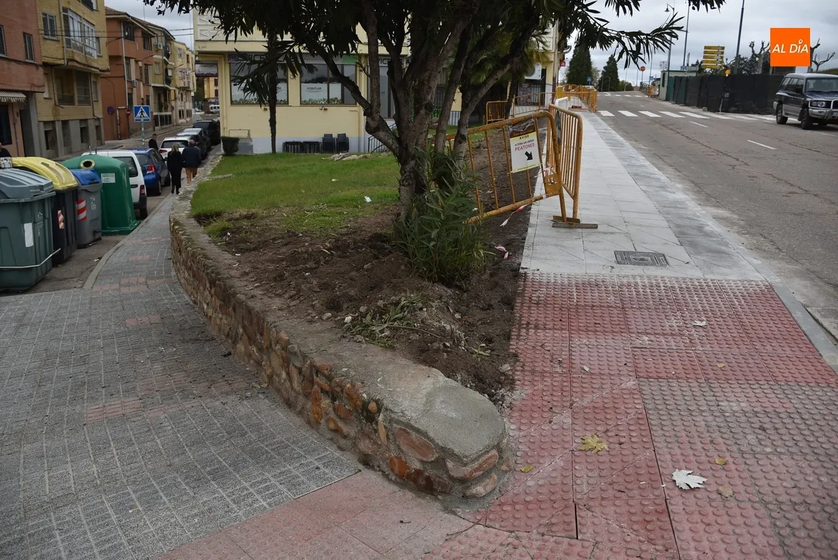 Foto 3 - La nueva acera de la Avenida de Sefarad va tomando forma