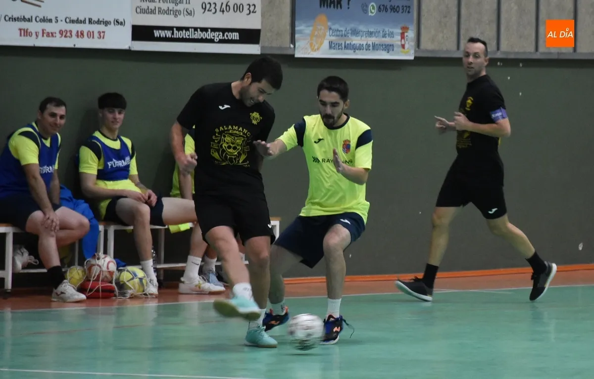 Foto 2 - El Mir&oacute;briga Futsal sigue 1&ordm; de la Liga Futormes tras ganar ante su afici&oacute;n a Navales