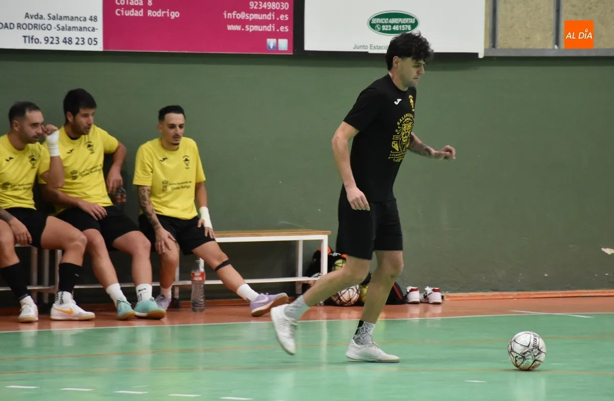 Foto 3 - El Mir&oacute;briga Futsal sigue 1&ordm; de la Liga Futormes tras ganar ante su afici&oacute;n a Navales