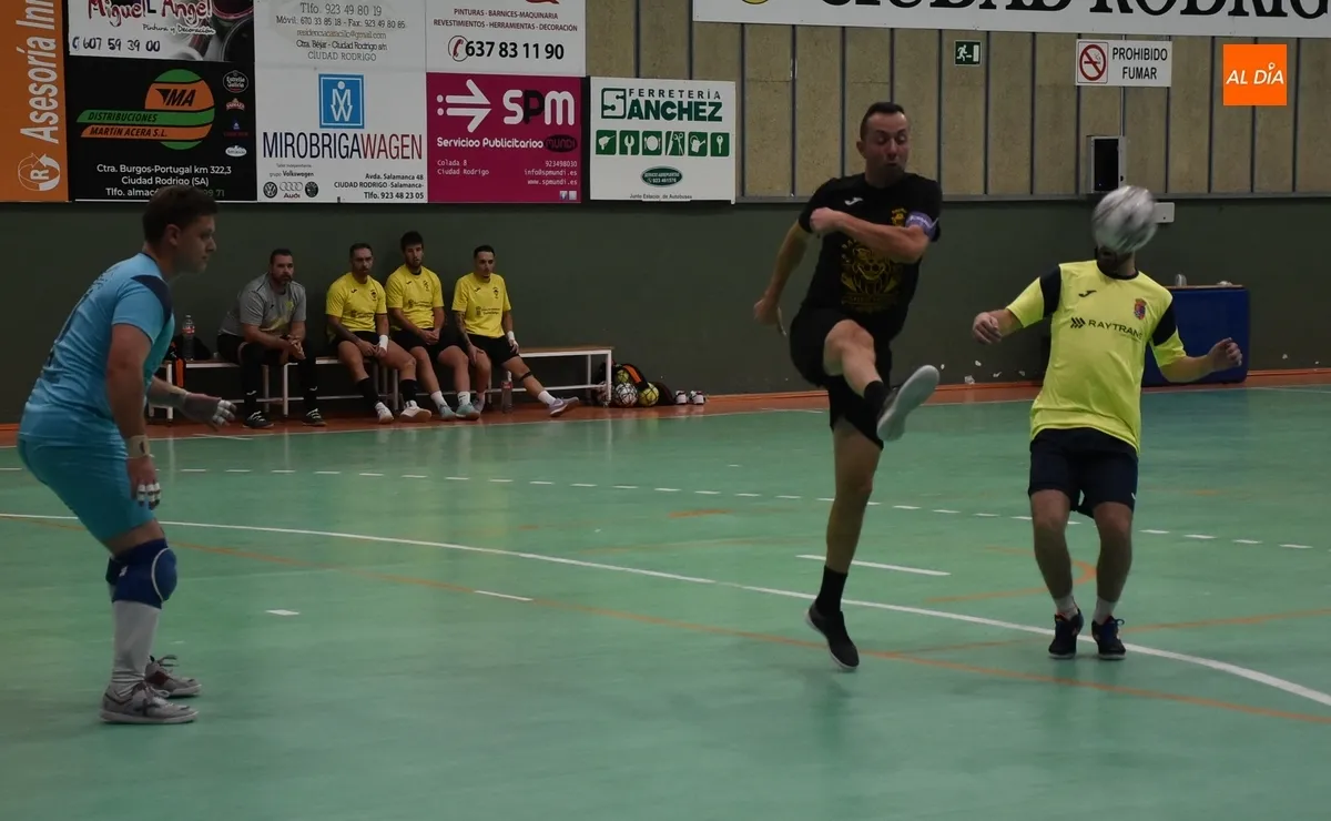 Foto 5 - El Mir&oacute;briga Futsal sigue 1&ordm; de la Liga Futormes tras ganar ante su afici&oacute;n a Navales