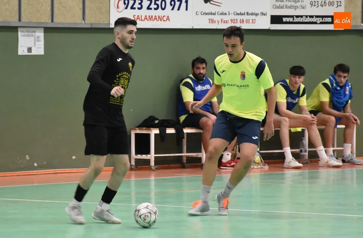 Foto 6 - El Mir&oacute;briga Futsal sigue 1&ordm; de la Liga Futormes tras ganar ante su afici&oacute;n a Navales