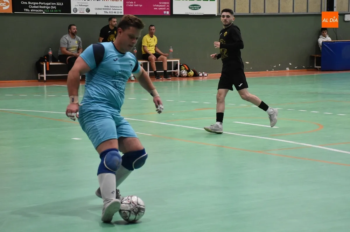 Foto 10 - El Mir&oacute;briga Futsal sigue 1&ordm; de la Liga Futormes tras ganar ante su afici&oacute;n a Navales