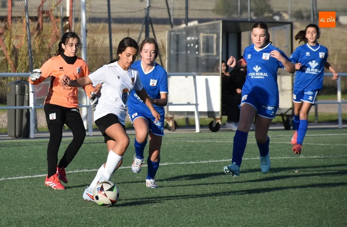 Foto 2 - El Ciudad Rodrigo Femenino logra su primera victoria con una clara goleada