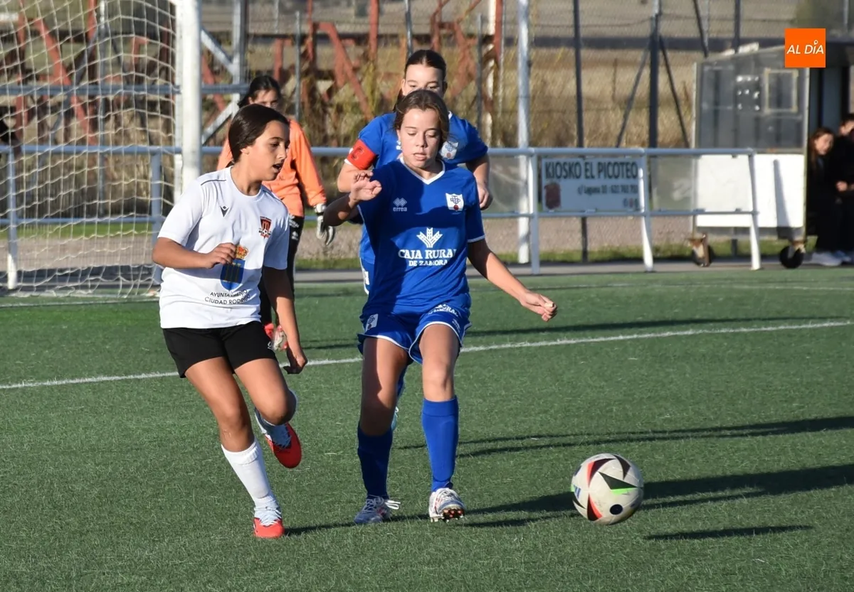 Foto 3 - El Ciudad Rodrigo Femenino logra su primera victoria con una clara goleada
