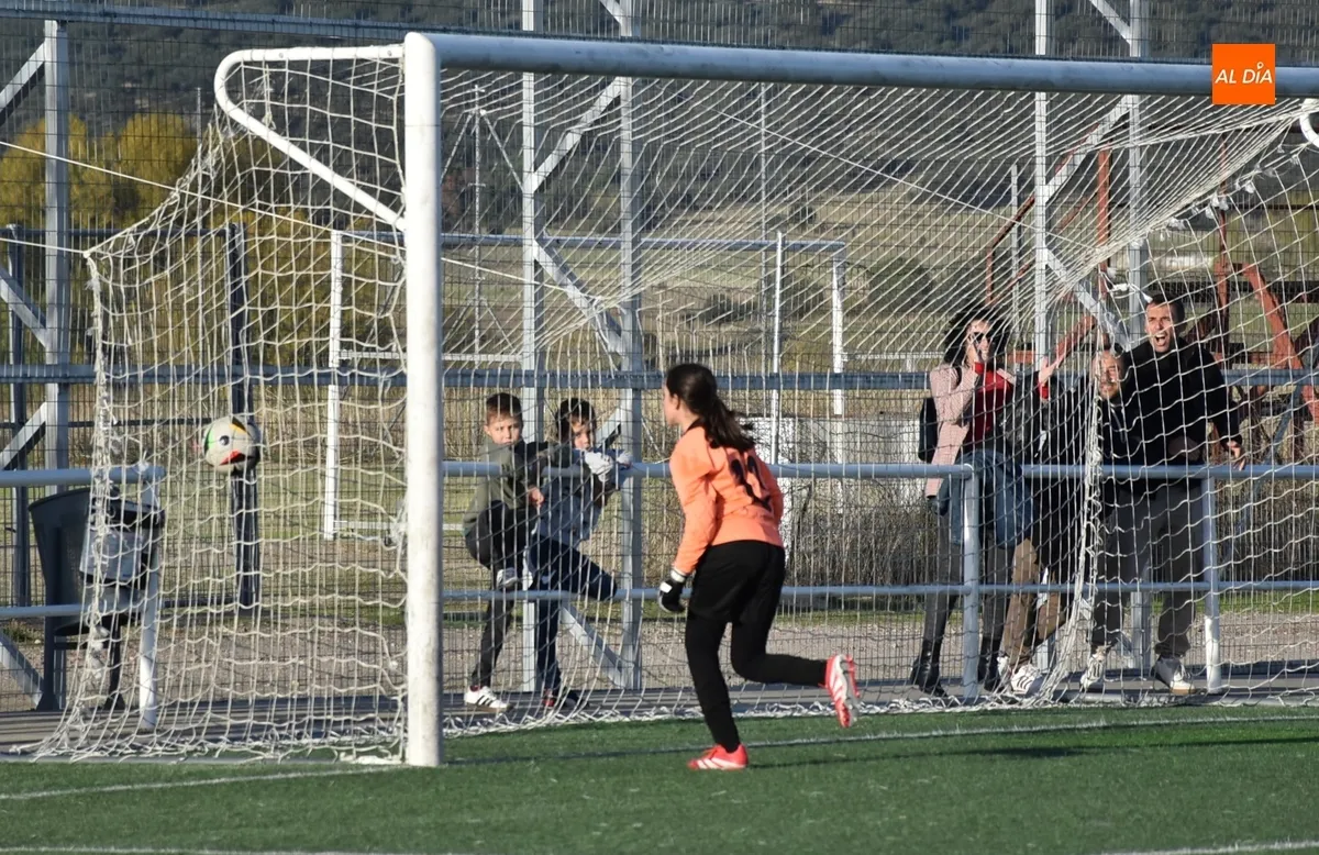 Foto 4 - El Ciudad Rodrigo Femenino logra su primera victoria con una clara goleada