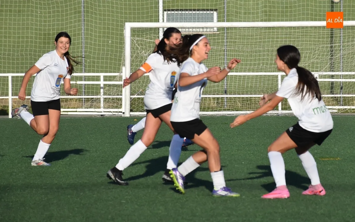 Foto 5 - El Ciudad Rodrigo Femenino logra su primera victoria con una clara goleada