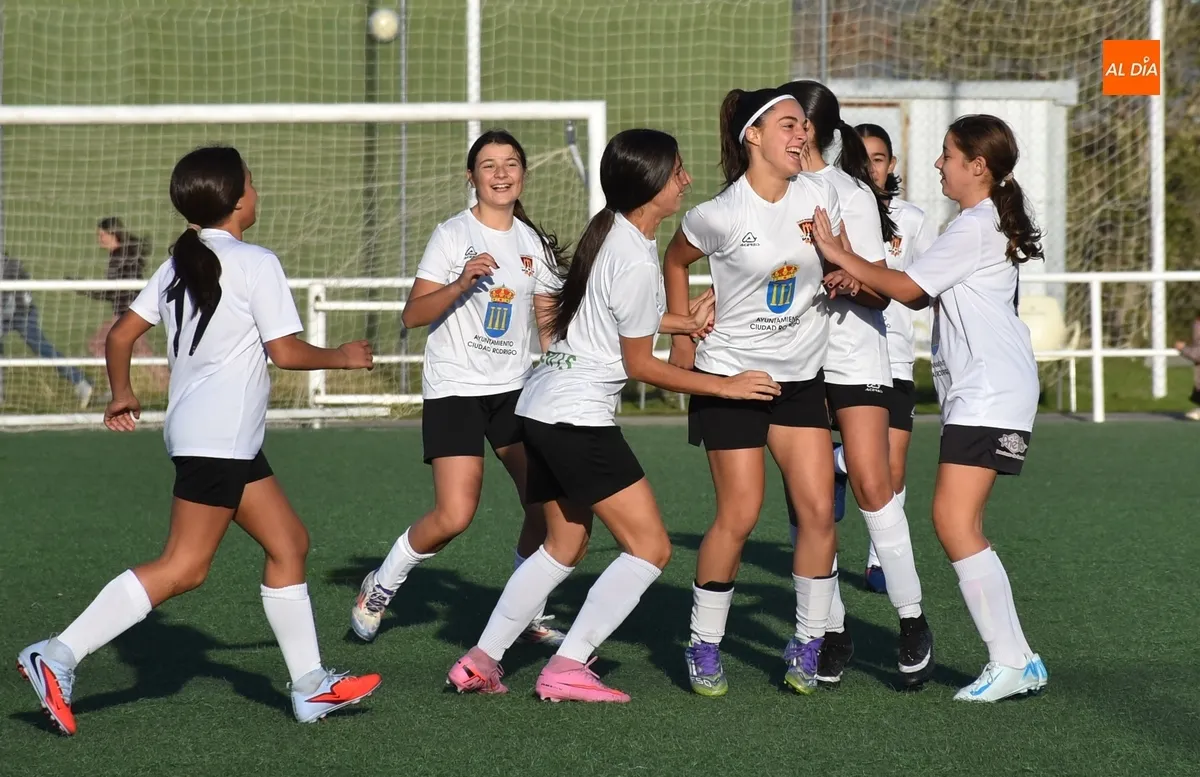 Foto 6 - El Ciudad Rodrigo Femenino logra su primera victoria con una clara goleada