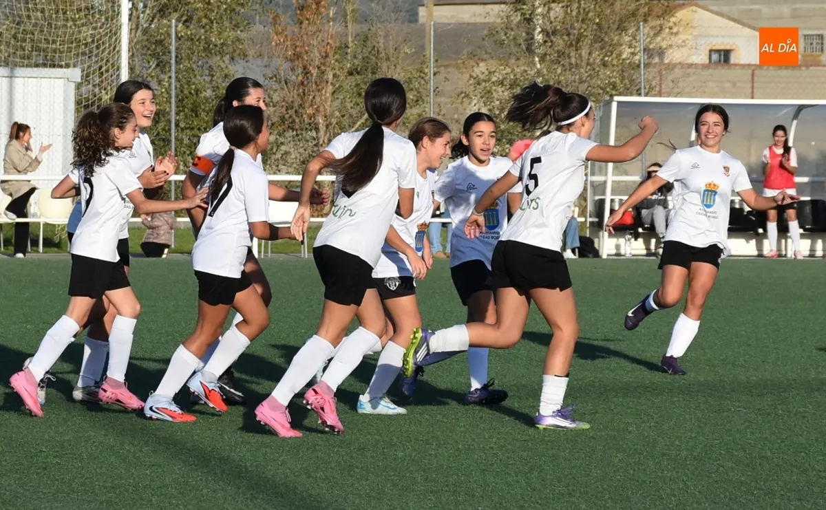 Foto 7 - El Ciudad Rodrigo Femenino logra su primera victoria con una clara goleada