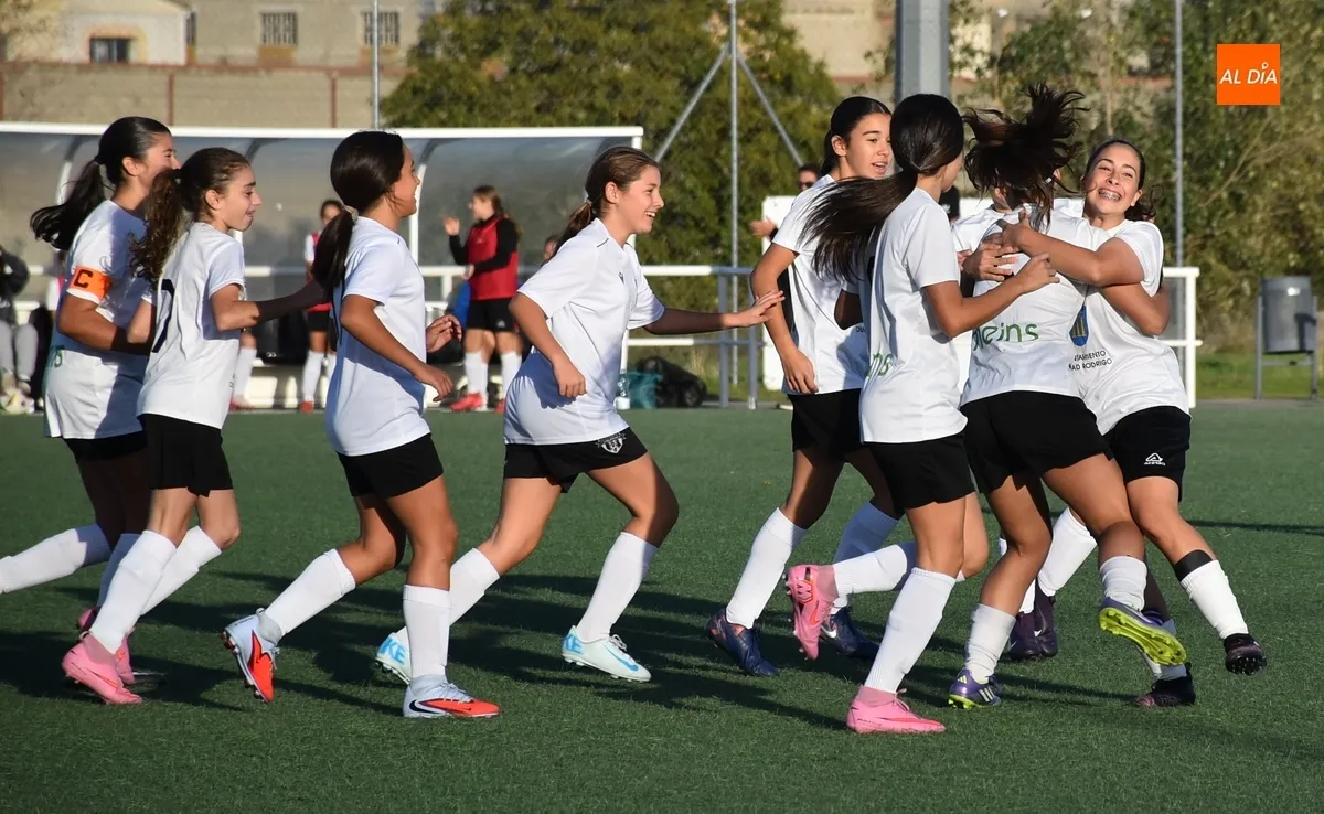 Foto 8 - El Ciudad Rodrigo Femenino logra su primera victoria con una clara goleada