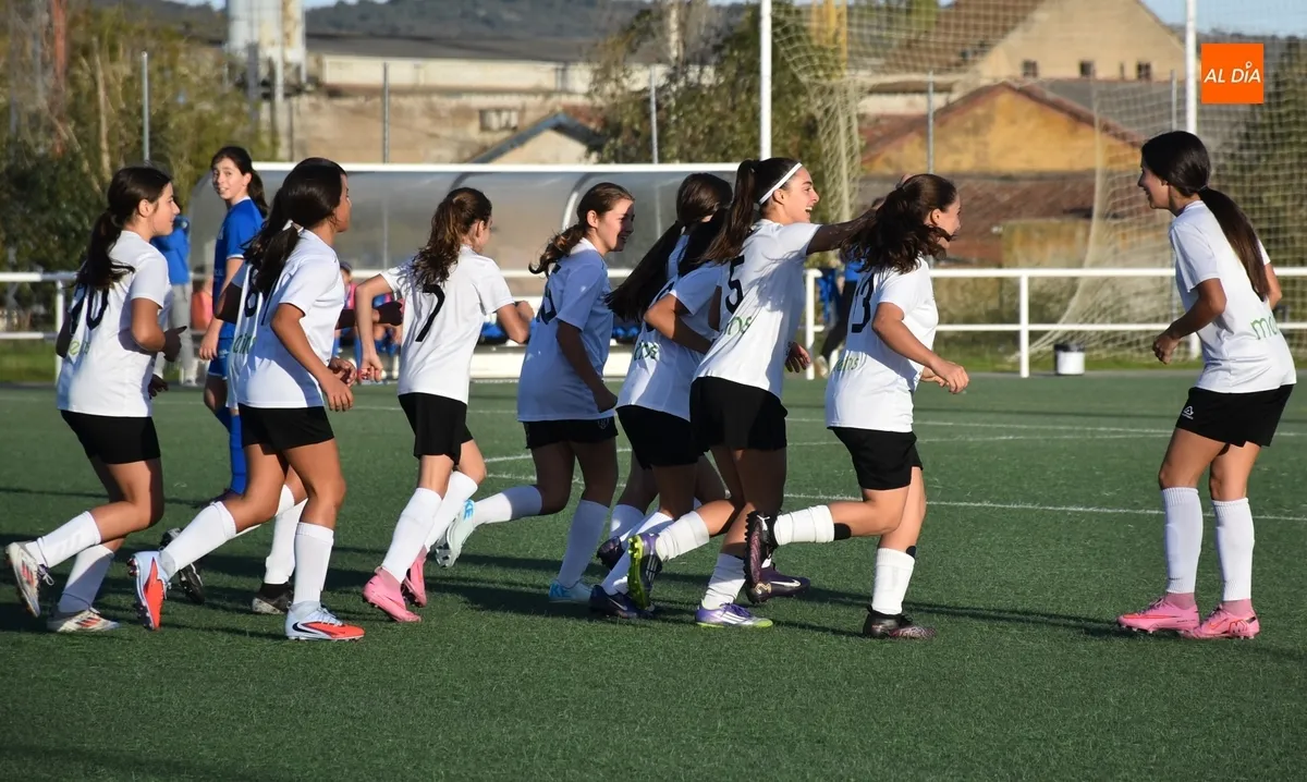 Foto 9 - El Ciudad Rodrigo Femenino logra su primera victoria con una clara goleada