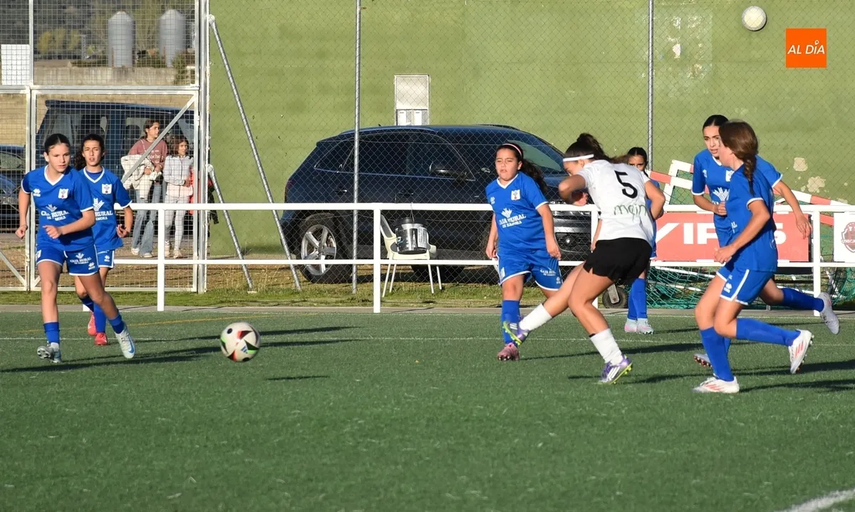 Foto 10 - El Ciudad Rodrigo Femenino logra su primera victoria con una clara goleada