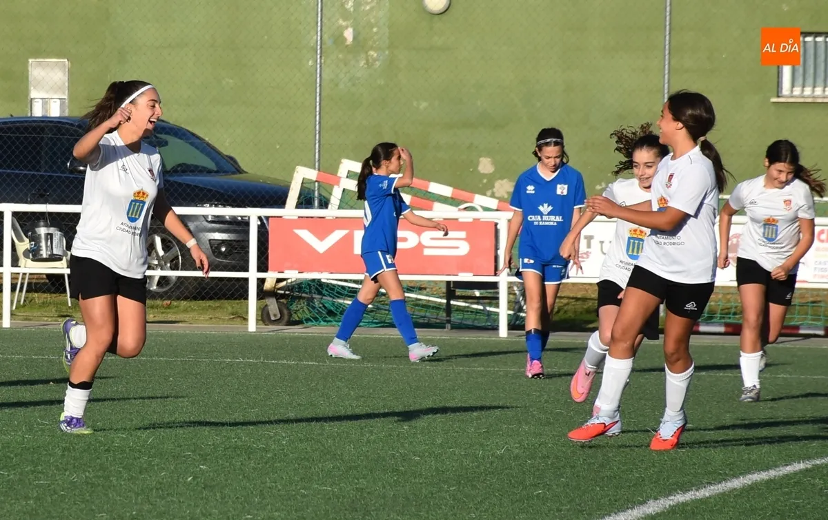 Foto 11 - El Ciudad Rodrigo Femenino logra su primera victoria con una clara goleada
